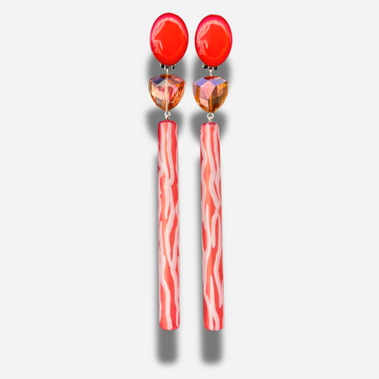 Boucles Bâton XL rouge Francine Bramli Paris longues pendantes résine
