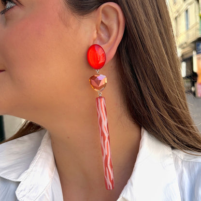 Boucles Bâton XL rouge Francine Bramli Paris longues pendantes résine