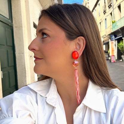 Boucles Bâton XL rouge Francine Bramli Paris longues pendantes résine