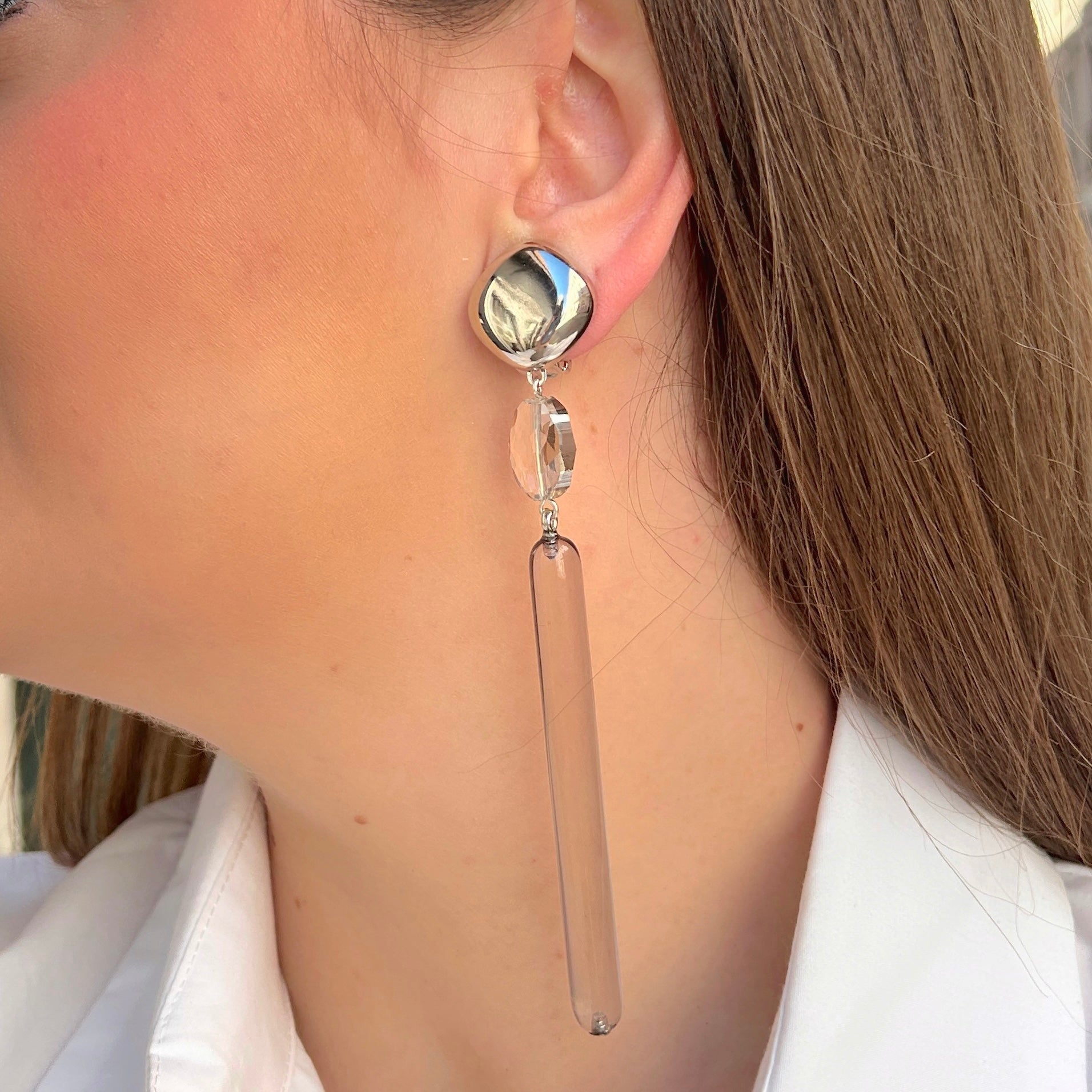 Boucles longues argentées transparentes Francine Bramli Paris