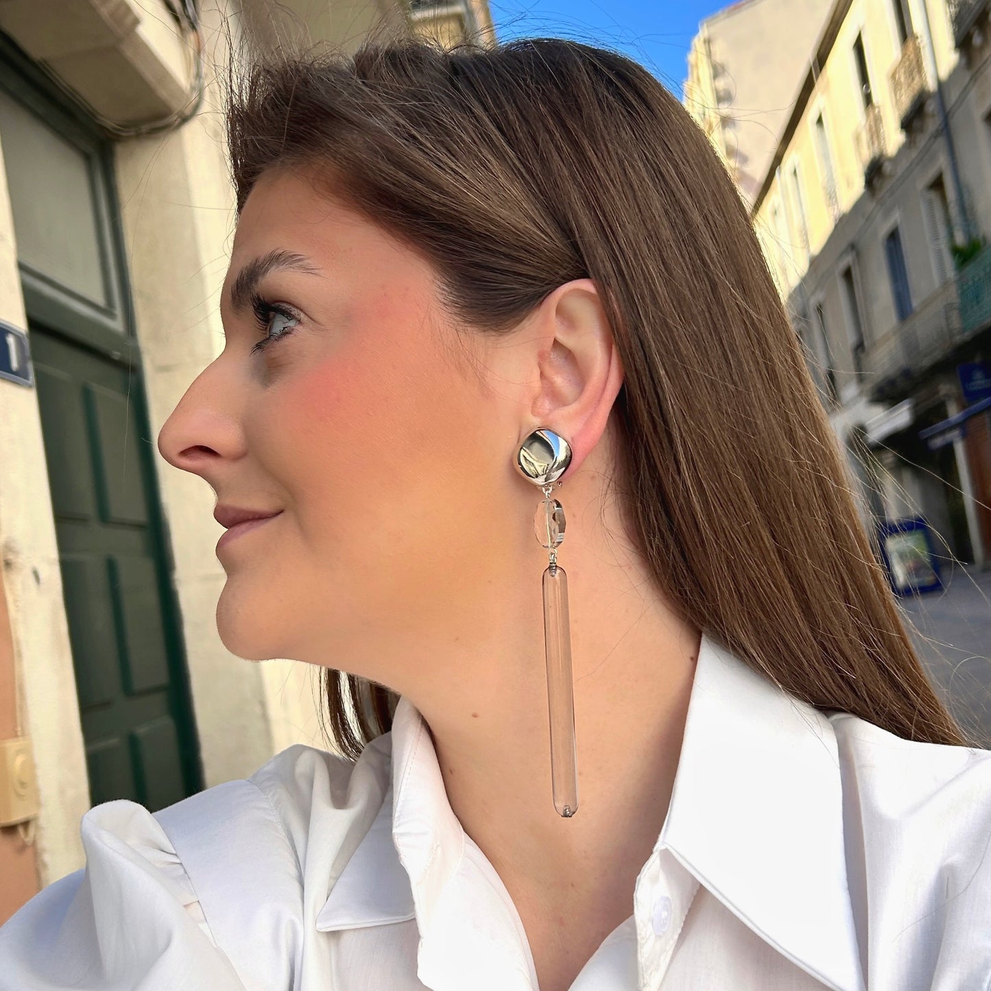 Boucles Bâton XL silver portées Francine Bramli Paris