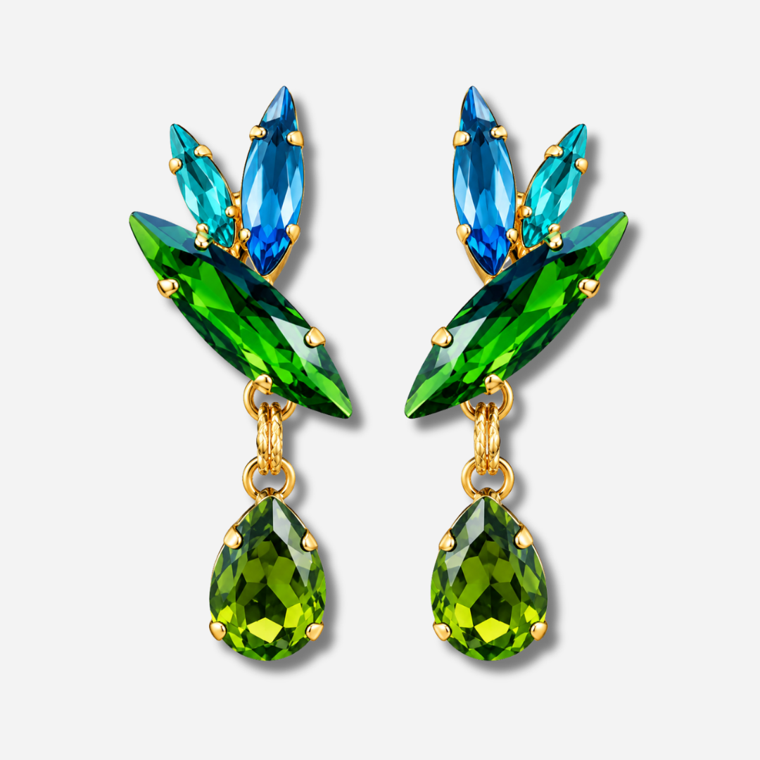 Boucles d’oreilles à clips Baya Émeraude Crézus avec cristaux verts, bleus et turquoise, pendentifs goutte verts et détails dorés – Divinity Sète