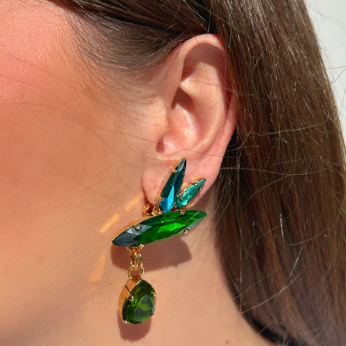 Boucles d’oreilles à clips Baya Émeraude Crézus avec cristaux verts, bleus et turquoise, pendentifs goutte verts et détails dorés – Divinity Sète