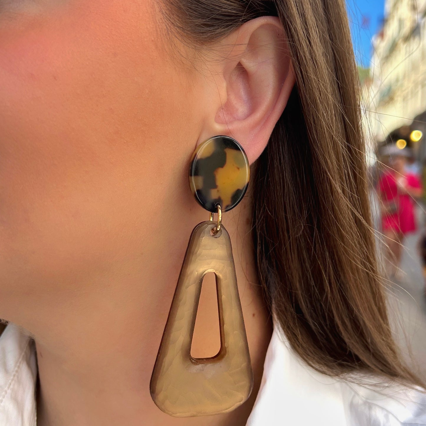 Boucles d'oreilles Bermuda Kaki Léopard Francine Bramli Paris en résine kaki translucide et motif écaille léopard