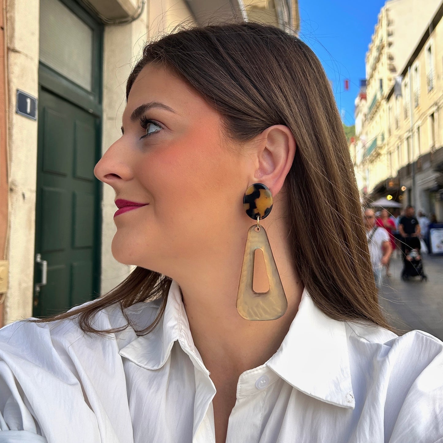 Boucles d'oreilles Bermuda Kaki Léopard Francine Bramli Paris en résine kaki translucide et motif écaille léopard