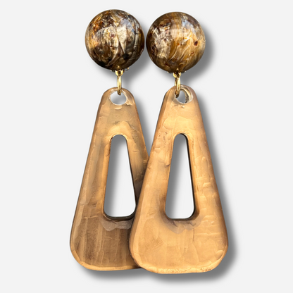 Boucles d'oreilles Bermuda Marron Kaki Francine Bramli en résine marbrée marron kaki avec pendentif géométrique translucide fumé