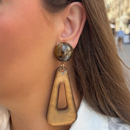 Boucles d'oreilles Bermuda Marron Kaki Francine Bramli en résine marbrée marron kaki avec pendentif géométrique translucide fumé
