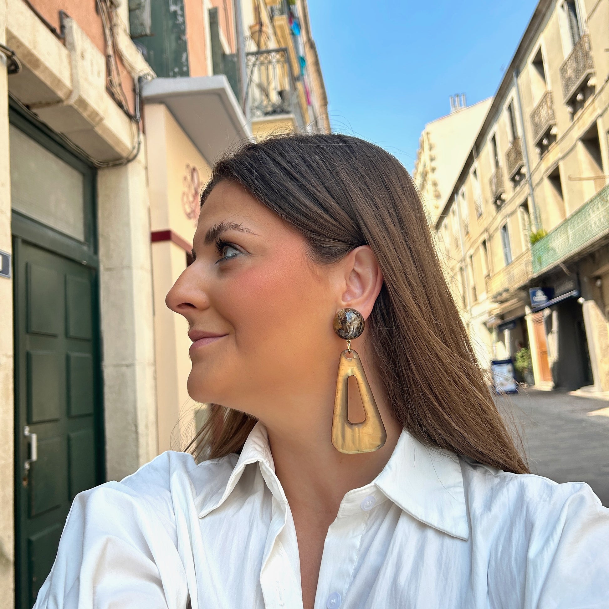 Boucles d'oreilles Bermuda Marron Kaki Francine Bramli en résine marbrée marron kaki avec pendentif géométrique translucide fumé