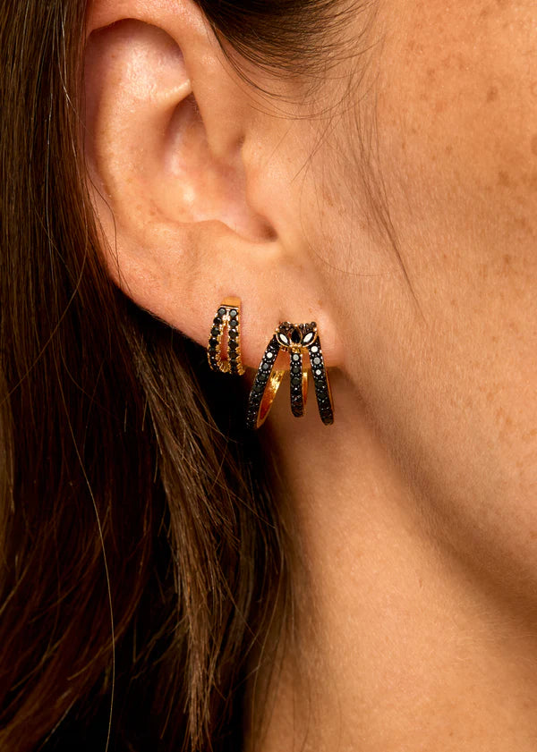 Boucles d’oreilles Black Malia Mya Bay portées à l’oreille