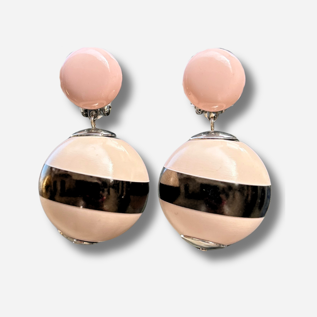 Boucles d'oreilles Boule Rose Chocolat Francine Bramli en résine rose poudré et sphère rayée chocolat