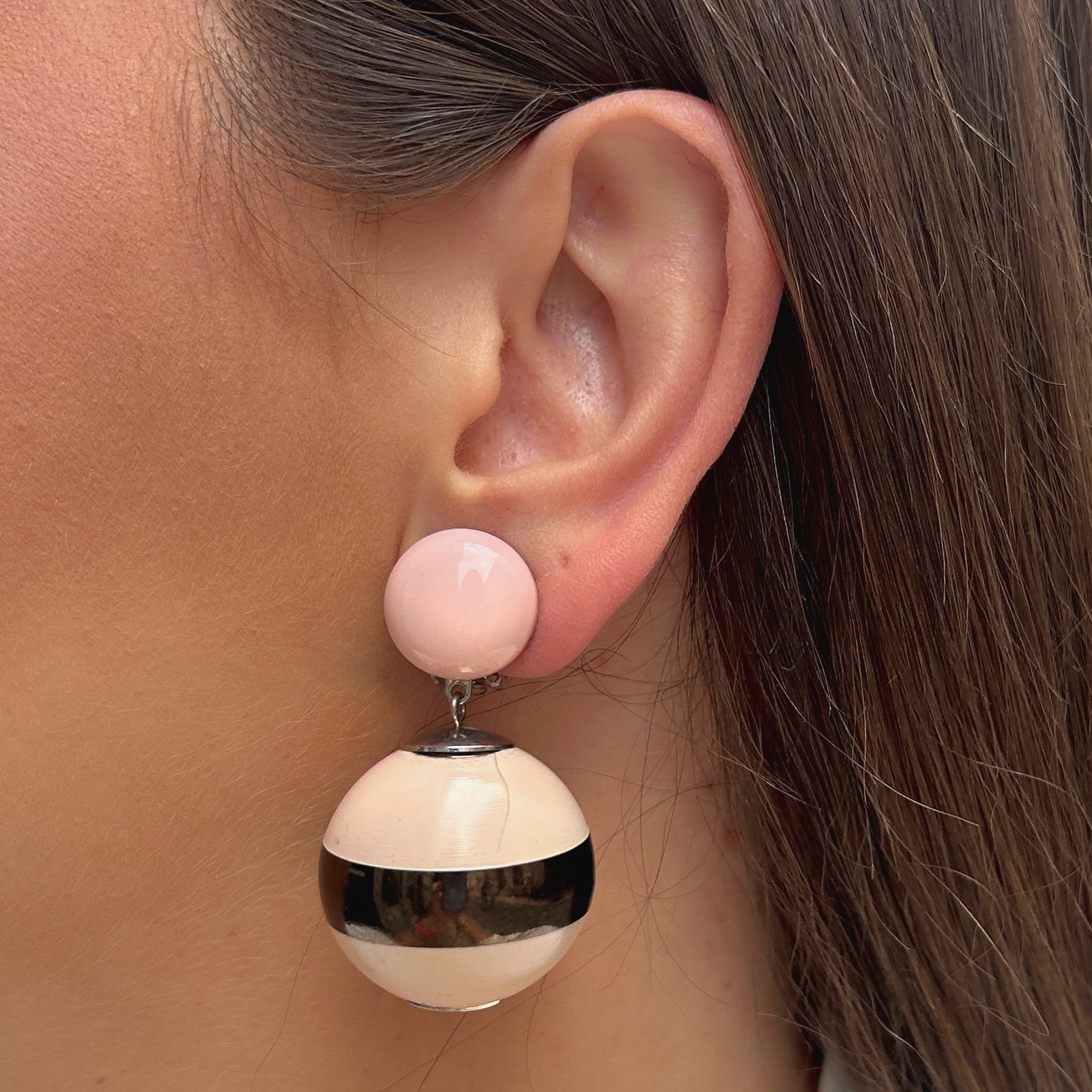 Boucles d'oreilles Boule Rose Chocolat Francine Bramli en résine rose poudré et sphère rayée chocolat