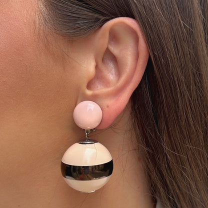 Boucles d'oreilles Boule Rose Chocolat Francine Bramli en résine rose poudré et sphère rayée chocolat