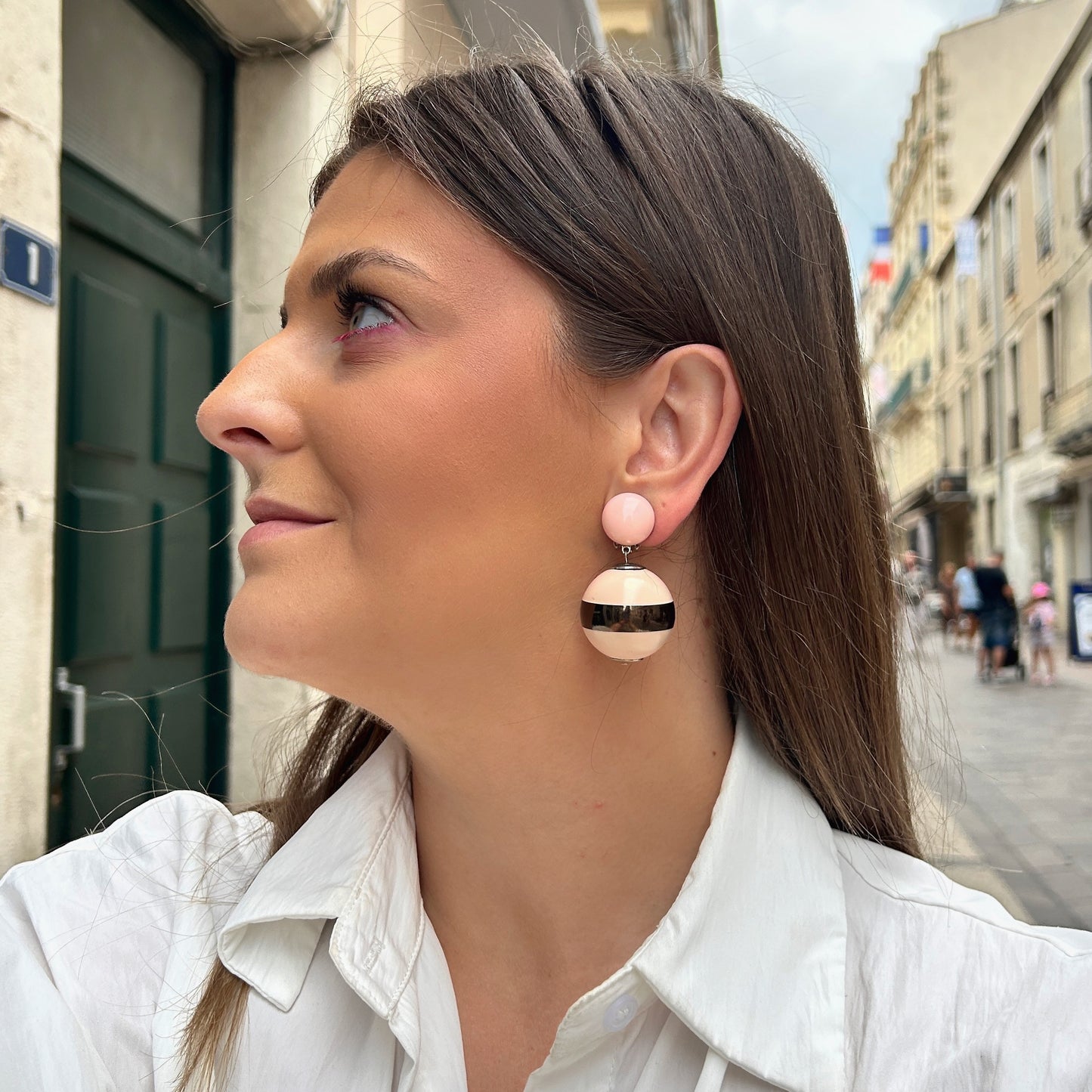 Boucles d'oreilles Boule Rose Chocolat Francine Bramli en résine rose poudré et sphère rayée chocolat