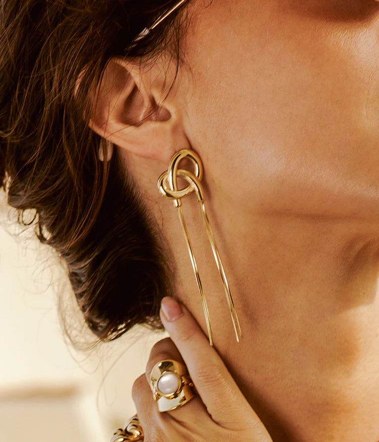 Boucles d’oreilles Bretzel ZAG en acier inoxydable doré avec nœud graphique et chaînes pendantes