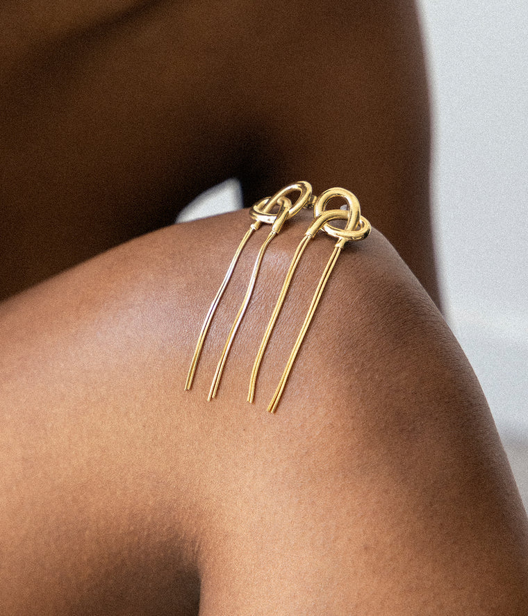 Boucles d’oreilles Bretzel ZAG en acier inoxydable doré avec nœud graphique et chaînes pendantes