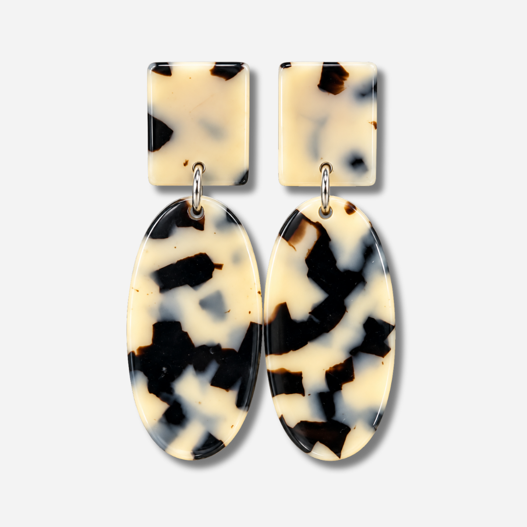 Boucles d’oreilles Burgandy Écaille Noir et Blanc à clips Francine Bramli Paris, cabochons rectangulaires et grands pendentifs ovales effet écaille crème et noir.