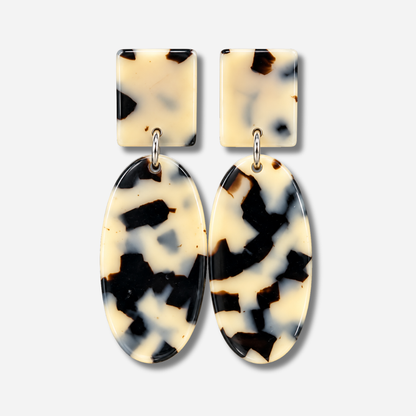 Boucles d’oreilles Burgandy Écaille Noir et Blanc à clips Francine Bramli Paris, cabochons rectangulaires et grands pendentifs ovales effet écaille crème et noir.