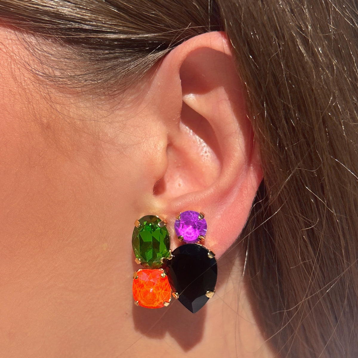 Boucles d’oreilles Calista Fluo Crézus à clips, cristaux facettés vert émeraude, orange fluorescent, violet et noir sur monture dorée
