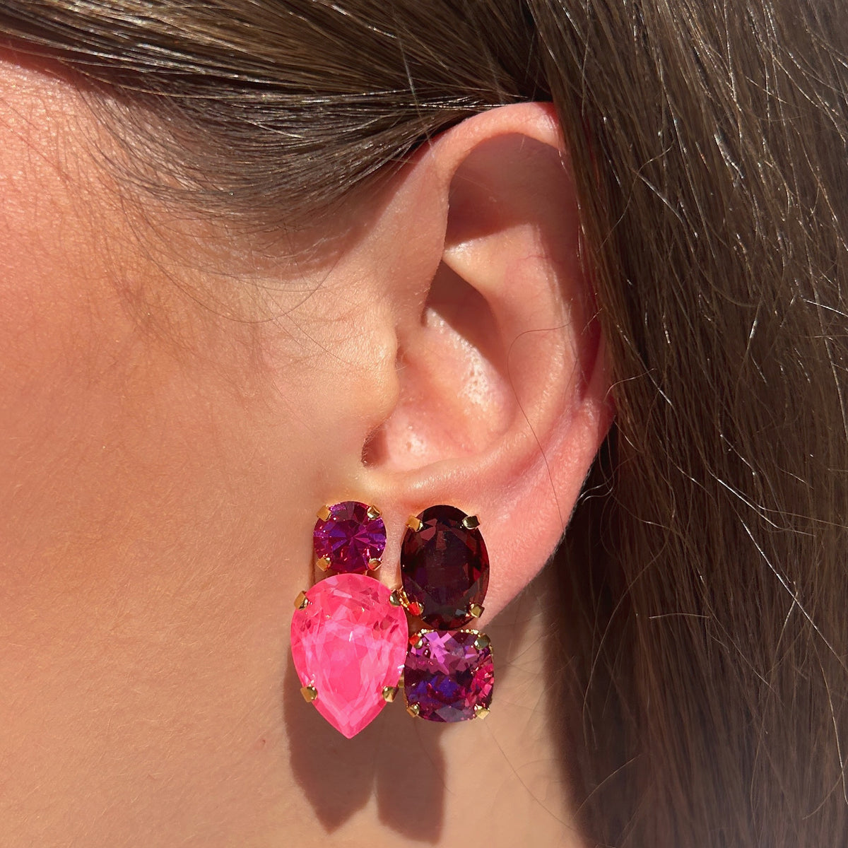 Boucles d’oreilles Calista Orchidée Crézus à clips, quatre cristaux facettés rose fuchsia, violet orchidée et pourpre sur monture dorée