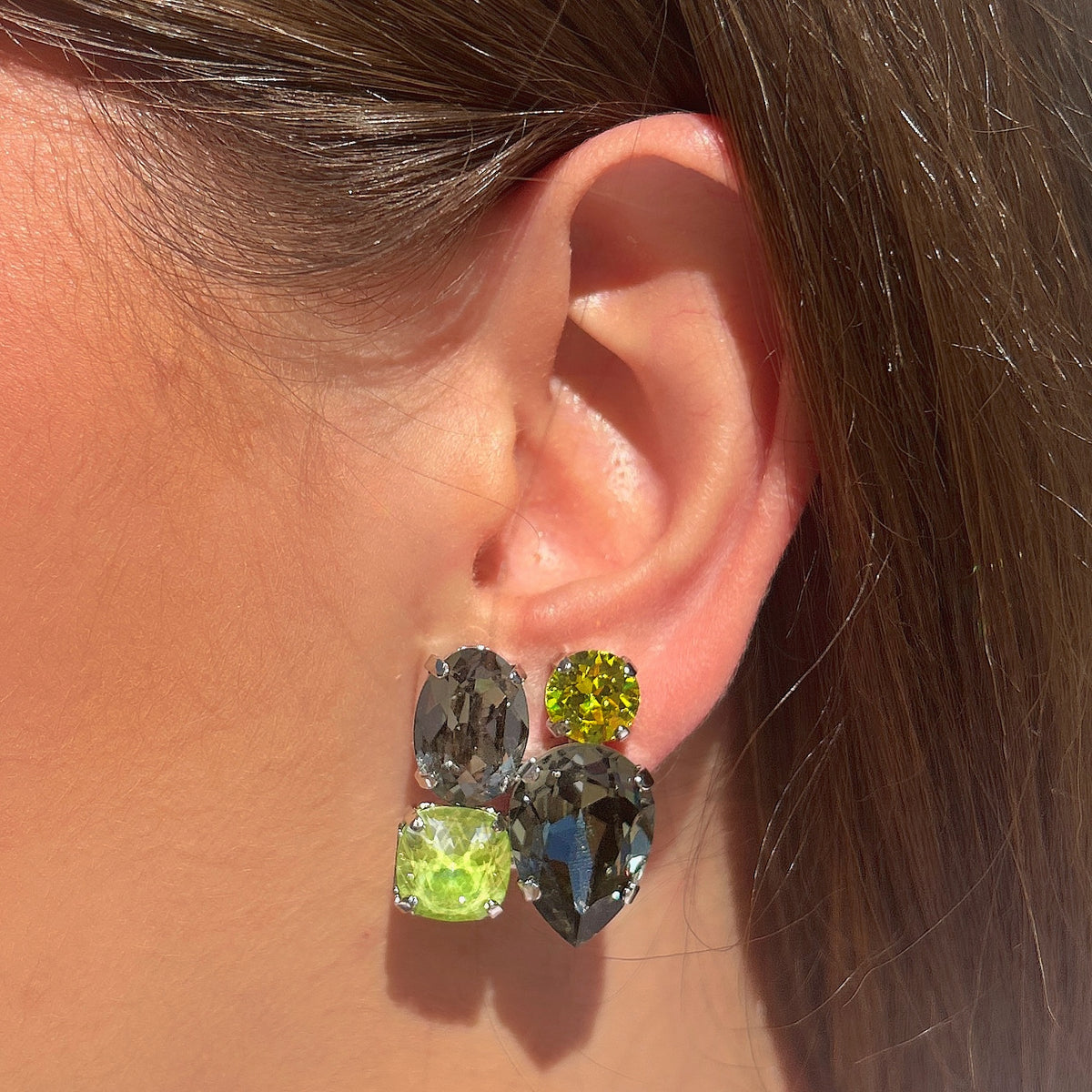 Boucles d’oreilles Calista Silver Lime Crézus à clips, quatre cristaux facettés bleu gris, vert lime et vert pastel sur monture argentée