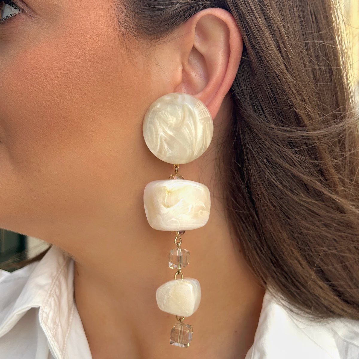 Boucles d’oreilles Cascade Alba blanc nacré et cristaux Francine Bramli Paris
