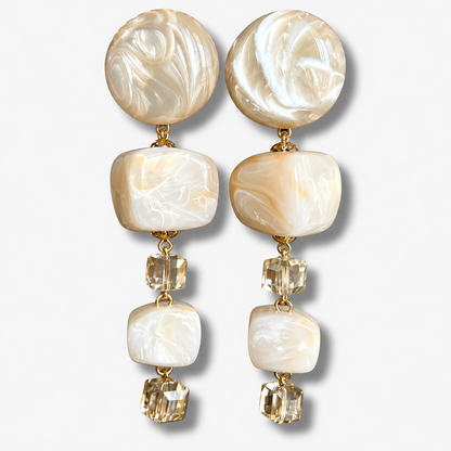 Boucles d’oreilles Cascade Alba blanc nacré et cristaux Francine Bramli Paris
