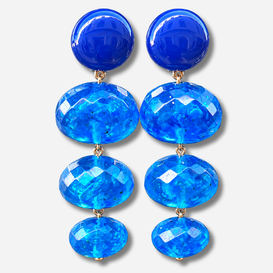 Boucles d’oreilles Cascade Bleu à clips Francine Bramli Paris, cabochons ronds bleu électrique et trois perles ovales turquoise facettées.
