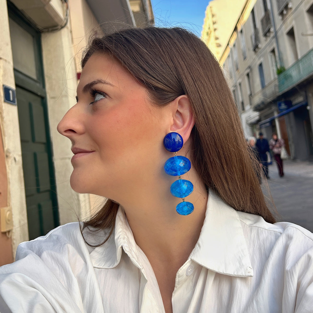 Boucles d’oreilles Cascade Bleu à clips Francine Bramli Paris, cabochons ronds bleu électrique et trois perles ovales turquoise facettées.