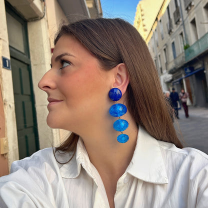 Boucles d’oreilles Cascade Bleu à clips Francine Bramli Paris, cabochons ronds bleu électrique et trois perles ovales turquoise facettées.