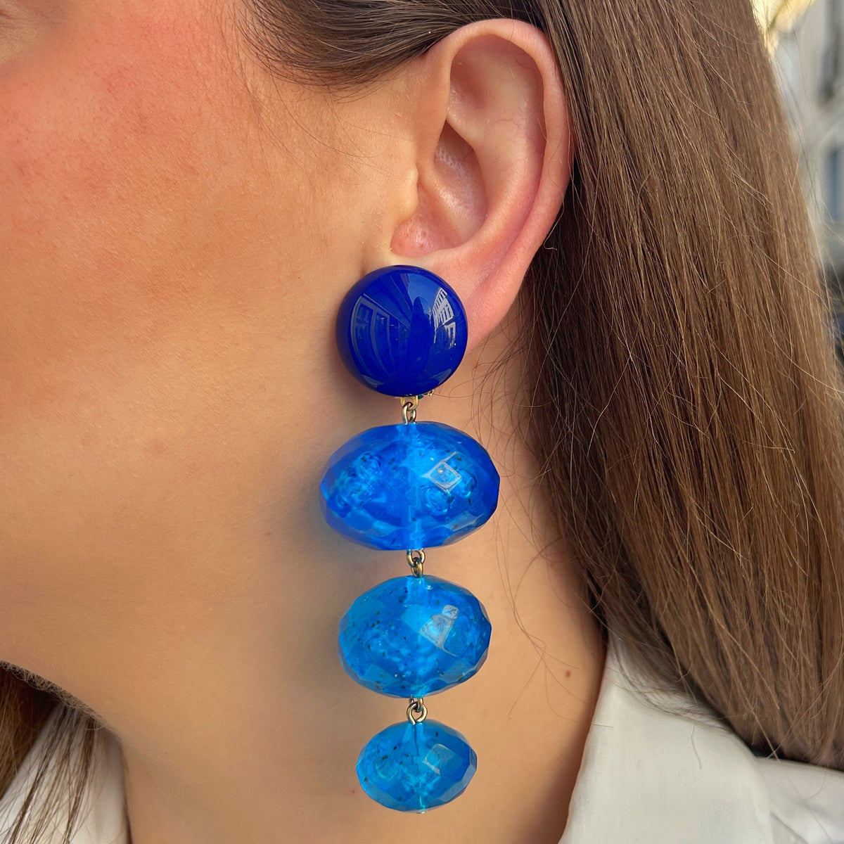 Boucles d’oreilles Cascade Bleu à clips Francine Bramli Paris, cabochons ronds bleu électrique et trois perles ovales turquoise facettées.