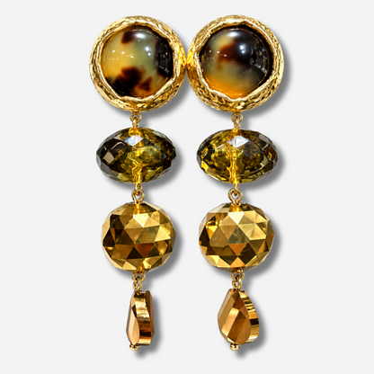 Boucles d’oreilles Cascade Kaki Écaille de Tokyo à clips Francine Bramli Paris, cabochons effet écaille cerclés de doré et cascade de perles facettées kaki, ambre et or.