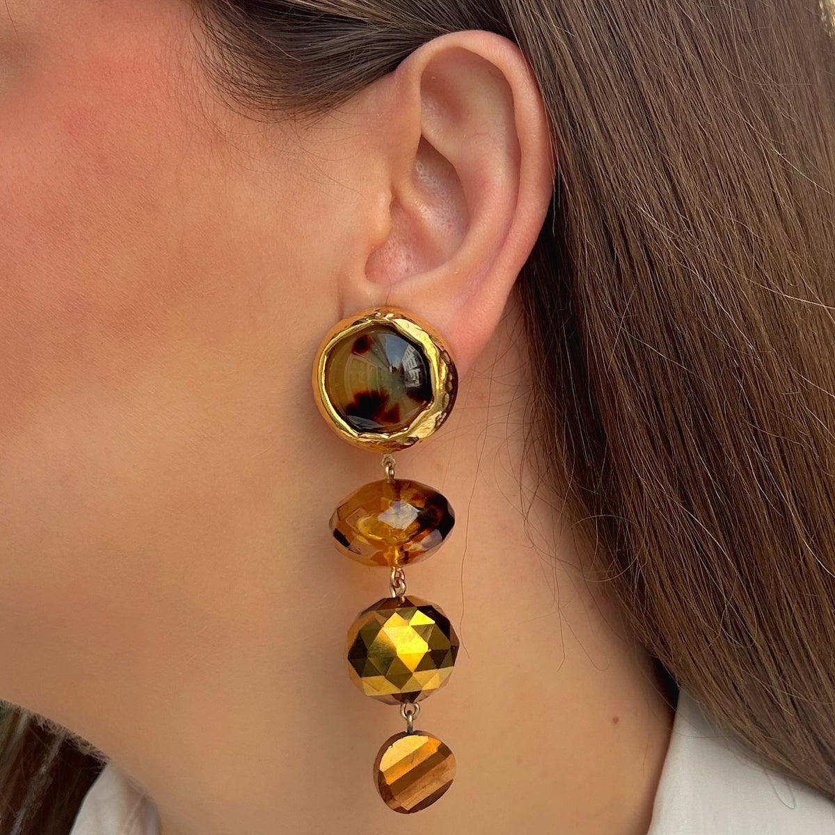 Boucles d’oreilles Cascade Kaki Écaille de Tokyo à clips Francine Bramli Paris, cabochons effet écaille cerclés de doré et cascade de perles facettées kaki, ambre et or.