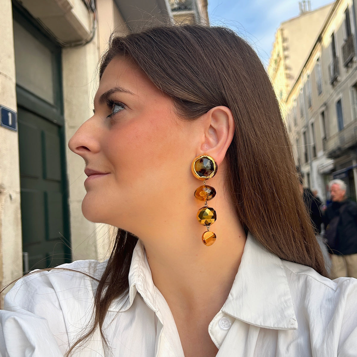 Boucles d’oreilles Cascade Kaki Écaille de Tokyo à clips Francine Bramli Paris, cabochons effet écaille cerclés de doré et cascade de perles facettées kaki, ambre et or.