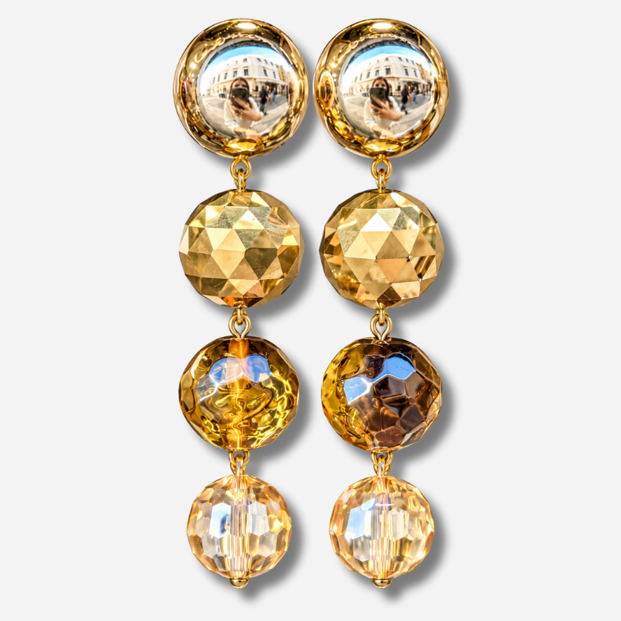 Boucles d’oreilles Cascade Kaki à clips Francine Bramli Paris, cabochons dorés effet miroir et trois perles rondes facettées aux nuances kaki, ambre et champagne.
