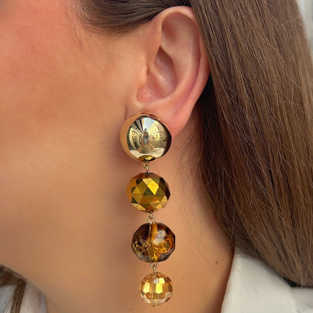 Boucles d’oreilles Cascade Kaki à clips Francine Bramli Paris, cabochons dorés effet miroir et trois perles rondes facettées aux nuances kaki, ambre et champagne.