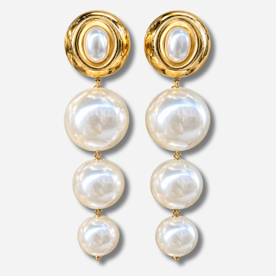 Boucles d’oreilles Cascade Perles à clips Francine Bramli Paris, cabochons dorés avec perles ovales blanches et trois grandes perles nacrées en cascade.