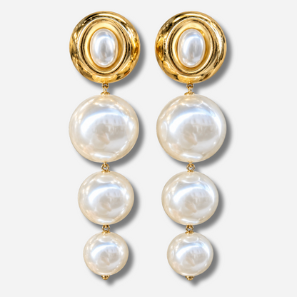 Boucles d’oreilles Cascade Perles à clips Francine Bramli Paris, cabochons dorés avec perles ovales blanches et trois grandes perles nacrées en cascade.