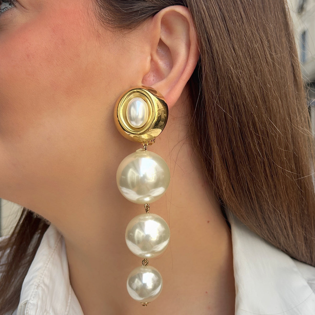 Boucles d’oreilles Cascade Perles à clips Francine Bramli Paris, cabochons dorés avec perles ovales blanches et trois grandes perles nacrées en cascade.