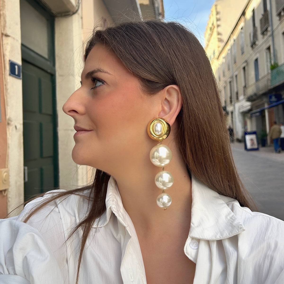 Boucles d’oreilles Cascade Perles à clips Francine Bramli Paris, cabochons dorés avec perles ovales blanches et trois grandes perles nacrées en cascade.