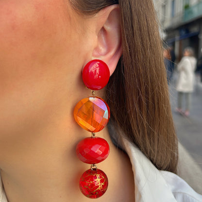 Boucles d’oreilles Cascade Rouge Cristal à clips Francine Bramli Paris, cabochons rouges brillants, cristaux orange facettés et perles rouges aux détails dorés.