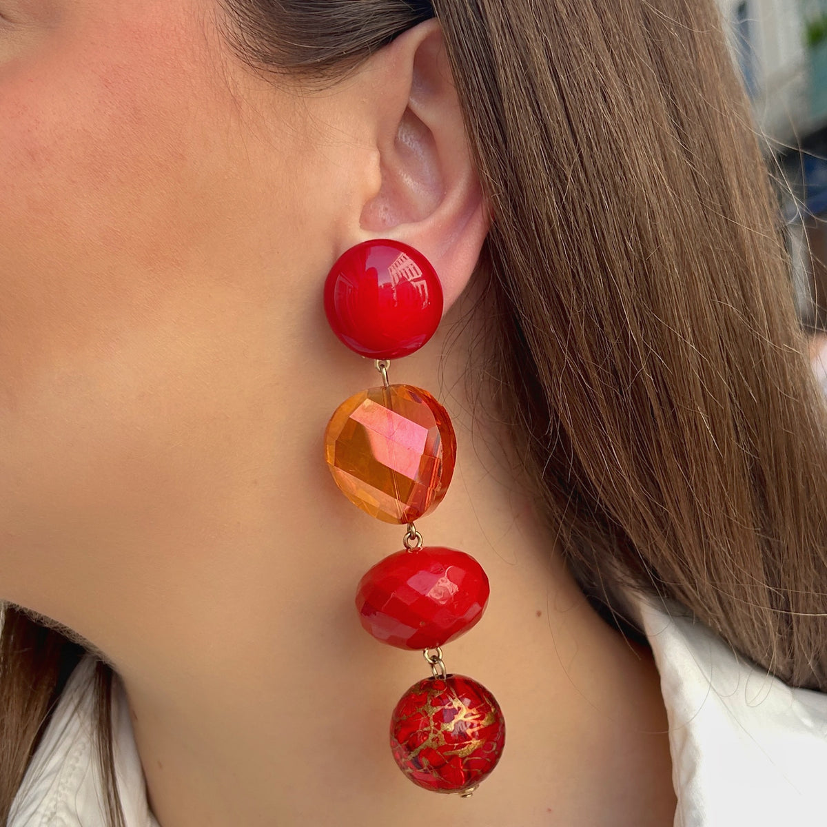 Boucles d’oreilles Cascade Rouge Cristal à clips Francine Bramli Paris, cabochons rouges brillants, cristaux orange facettés et perles rouges aux détails dorés.
