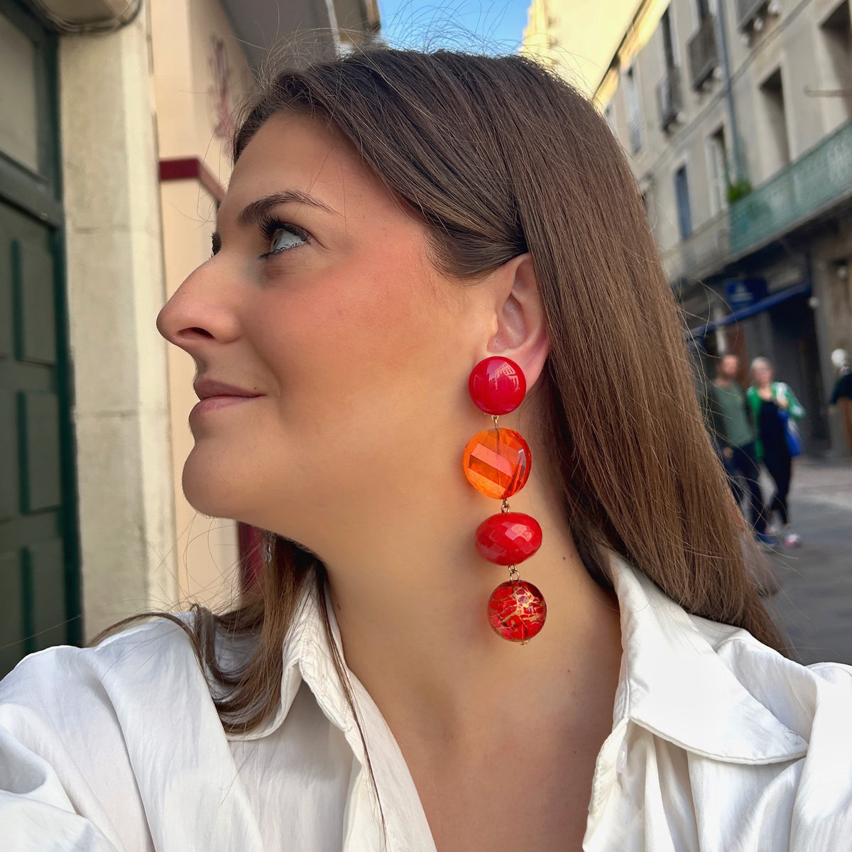 Boucles d’oreilles Cascade Rouge Cristal à clips Francine Bramli Paris, cabochons rouges brillants, cristaux orange facettés et perles rouges aux détails dorés.