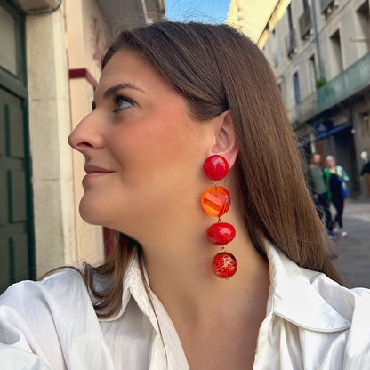 Boucles d’oreilles Cascade Rouge Cristal à clips Francine Bramli Paris, cabochons rouges brillants, cristaux orange facettés et perles rouges aux détails dorés.