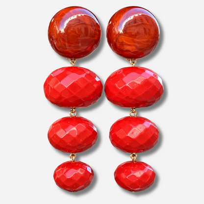 Boucles d’oreilles Cascade Rouge à clips Francine Bramli Paris, cabochons ronds rouge orangé et trois perles ovales rouges facettées.