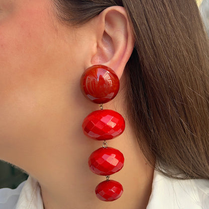 Boucles d’oreilles Cascade Rouge à clips Francine Bramli Paris, cabochons ronds rouge orangé et trois perles ovales rouges facettées.