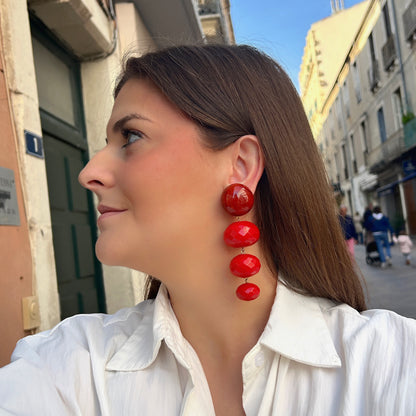 Boucles d’oreilles Cascade Rouge à clips Francine Bramli Paris, cabochons ronds rouge orangé et trois perles ovales rouges facettées.