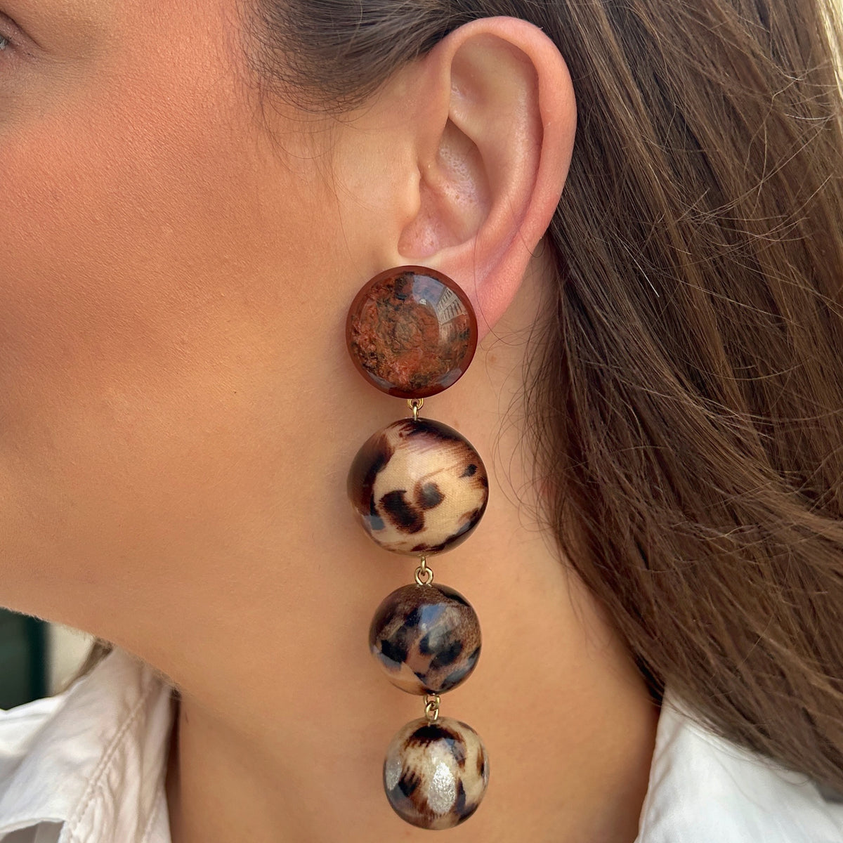 Boucles d’oreilles Cascade Safari à perles léopard Francine Bramli Paris
