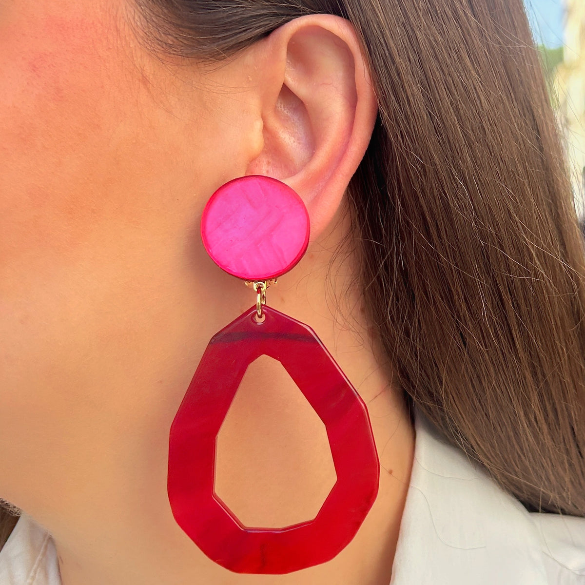 Boucles d’oreilles Castanea Bordeaux à clips Francine Bramli Paris, cabochons ronds rose framboise et grands pendentifs gouttes ajourées marbrés bordeaux et fuchsia, Divinity Sète.