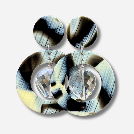 Boucles d'oreilles Cecilia Corne Pampilles Francine Bramli en résine effet corne avec anneau graphique et pampille transparente facettée