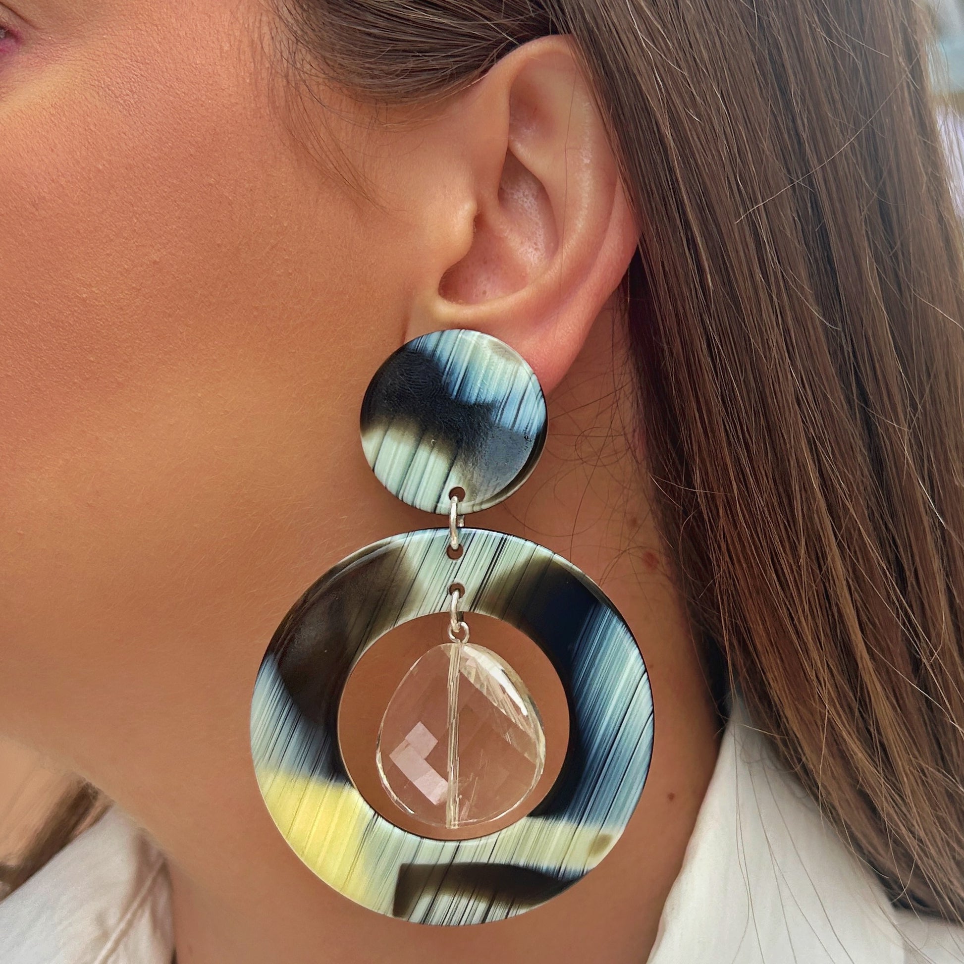 Boucles d'oreilles Cecilia Corne Pampilles Francine Bramli en résine effet corne avec anneau graphique et pampille transparente facettée